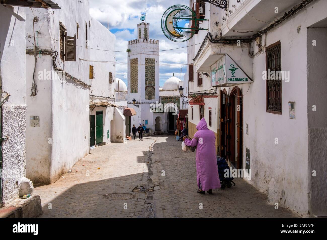 Marokko, Tetouan: chemist's und Moschee in der Medina. Die Altstadt ist als UNESCO-Weltkulturerbe eingetragenen Stockfoto