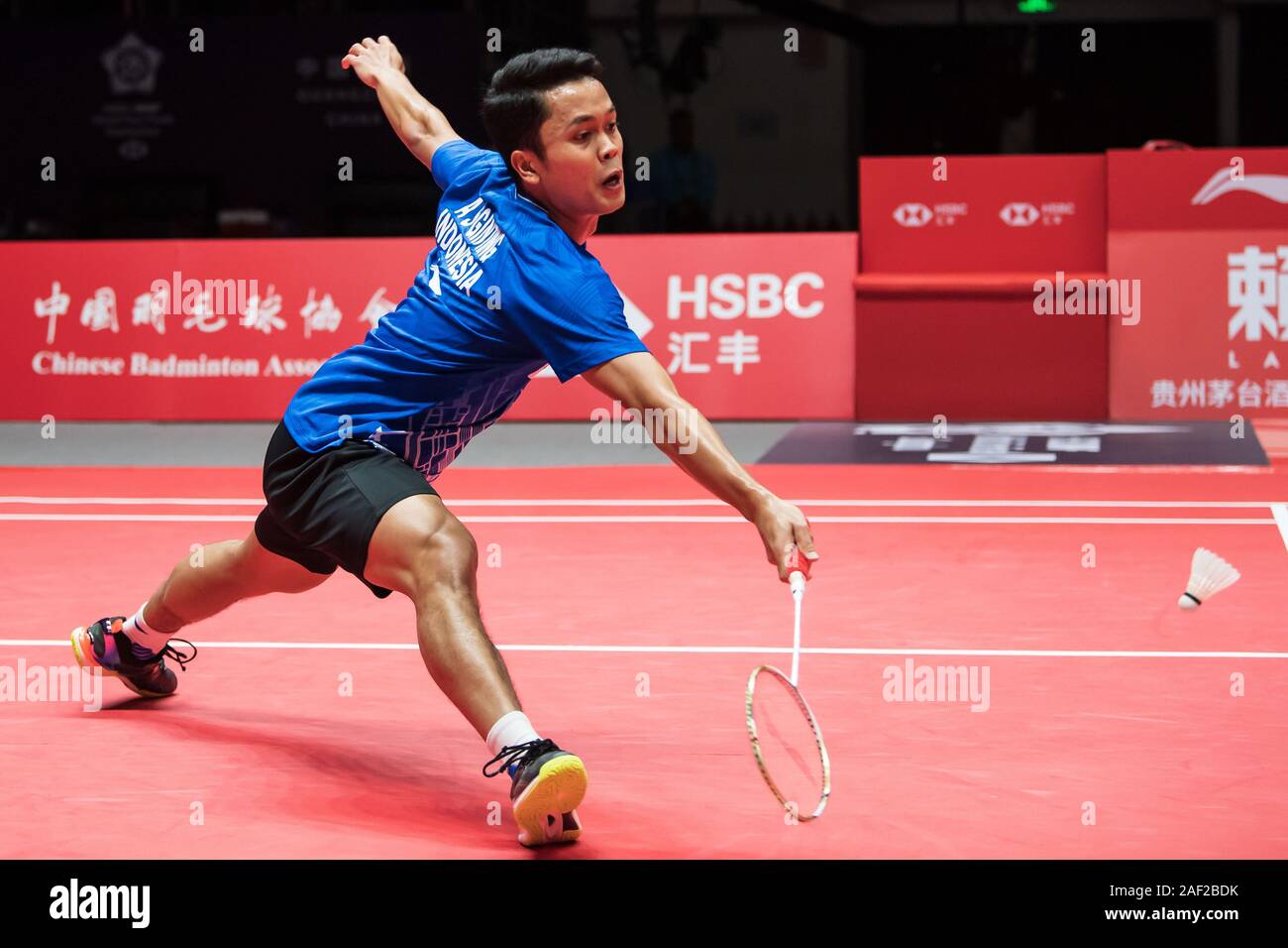 Anthony Sinisuka Ginting von Indonesien konkurriert gegen Chen Lange von China während der gruppenphase von singles die Männer von HSBC BWF World Tour Finals, Guangzhou City, die südchinesische Provinz Guangdong, 12. Dezember 2019. Chen Lange von China wurde von Anthony Sinisuka Ginting von Indonesien mit 0-2 besiegt. Stockfoto