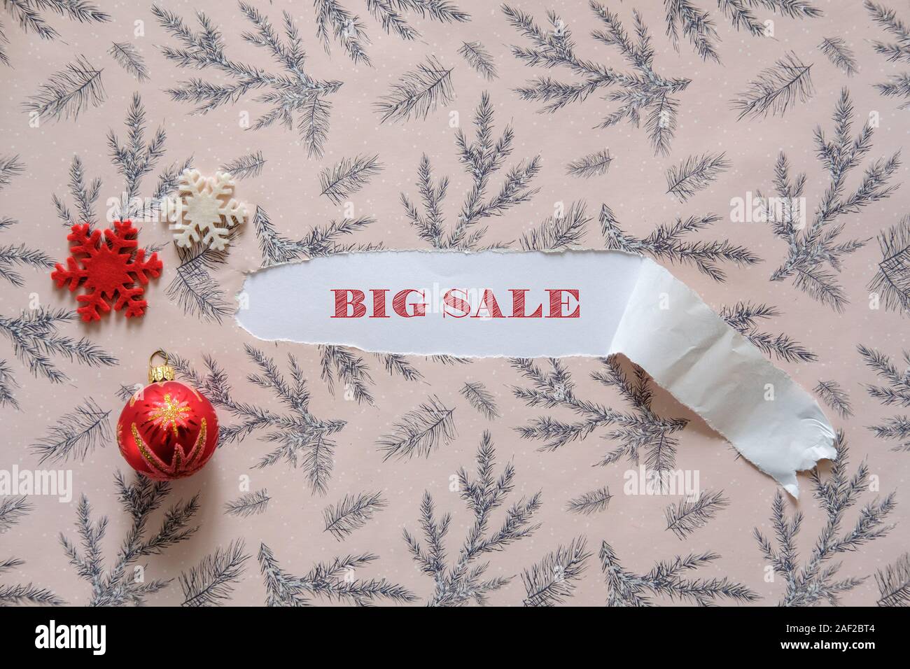 „Big Sale“-Text auf dem Hintergrund des Weihnachtspapiers. Weihnachten Verkauf Hintergrund, Tapete, Flyer, Einladung, Plakate, Broschüre, Banner. Stockfoto