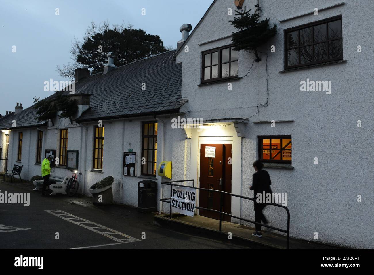 Wähler geben Sie ein Wahllokal in Hest Bank in der marginalen Sitz der Morecambe und Lunesdale, 12. Dezember, 2019 Stockfoto