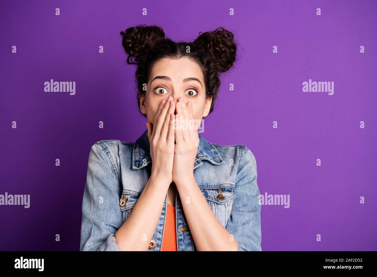 Seine unglaubliche. Schließen Sie herauf Foto der erstaunt die Mädchen hören wunderbare Neuheit beeindruckt kann nicht sagen ein Wort Abdeckung schließen Sie Ihren Mund tragen Casual Style Kleidung Stockfoto