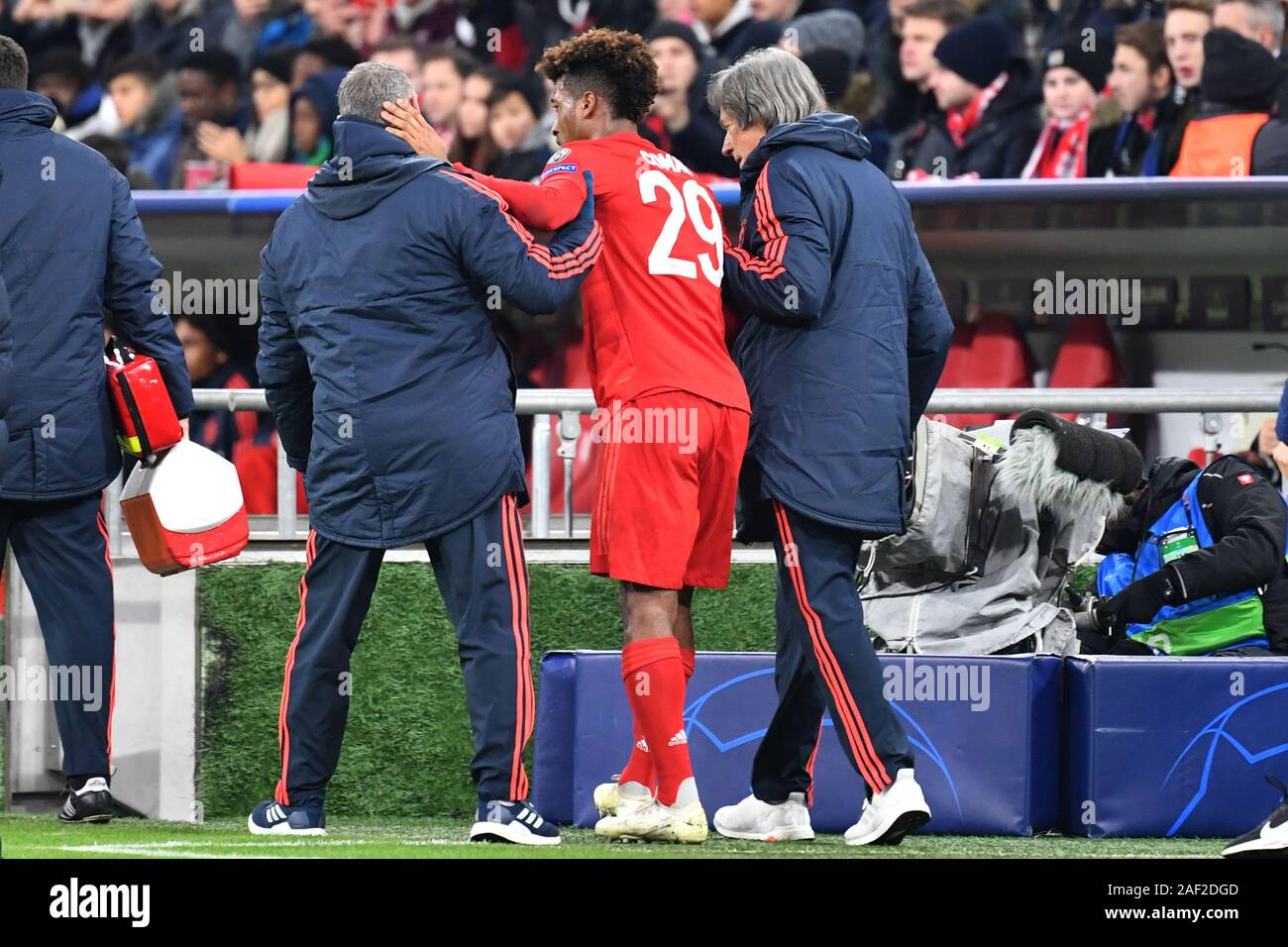 München, Deutschland. 11 Dez, 2019. Kingsley COMAN (FC Bayern München), verletzt, Schädigung des Knies, geführt durch Hans Wilhelm MUELLER WOHLFAHRT (re, team Arzt) und eine zweite Perosn aus dem Ort. FC Bayern München - Tottenham Hotspur 3-1, Fussball Champions League, Gruppe B, Gruppe, 6.Spieltag, 11.12.2019. ALLIANZAREN A. DFL VERORDNUNG UNTERSAGEN DIE VERWENDUNG VON Fotografien als BILDSEQUENZEN UND/ODER QUASI-VIDEO. | Verwendung der weltweiten Kredit: dpa/Alamy leben Nachrichten Stockfoto