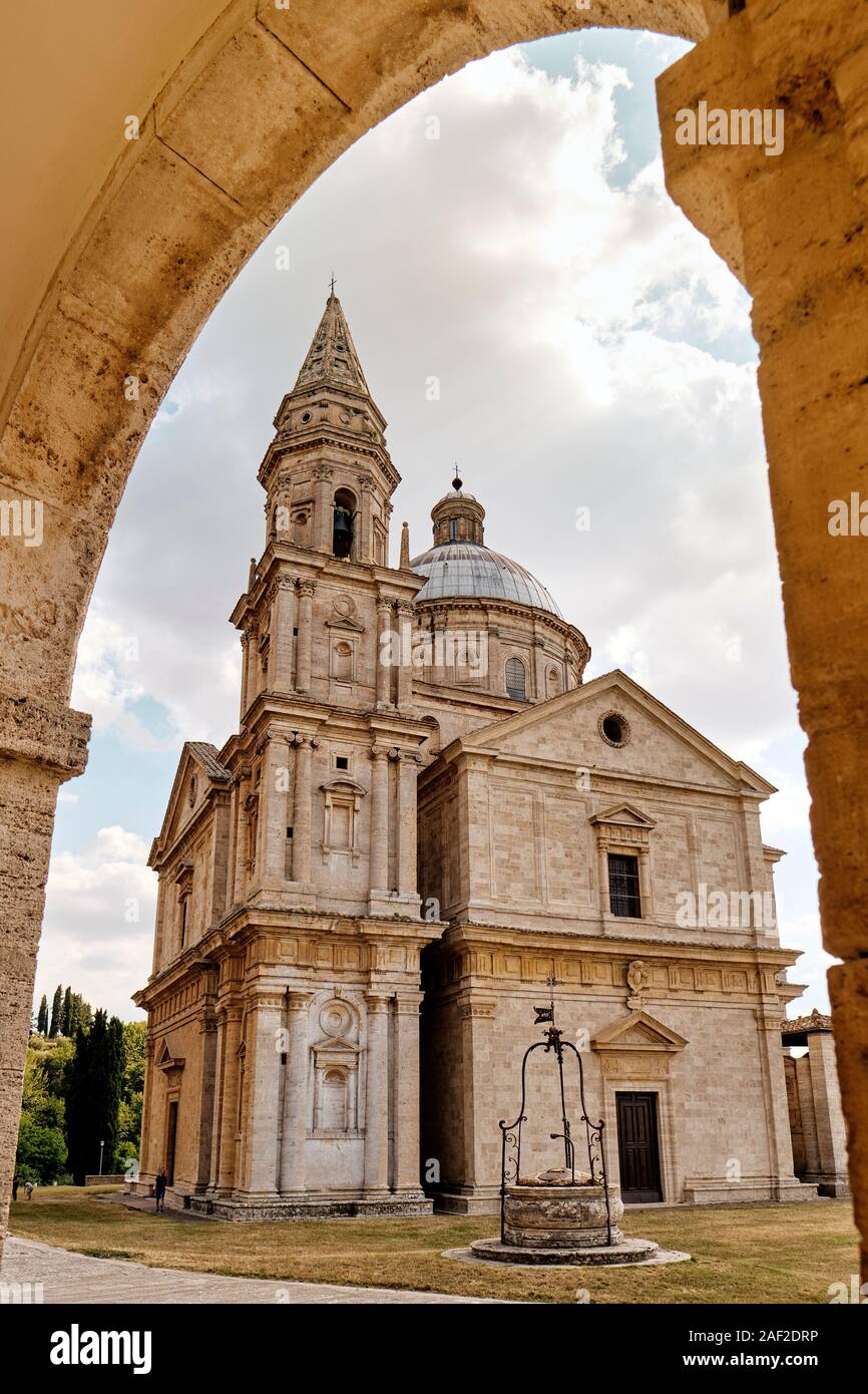 Der späten Renaissance Architektur von San Biagio Kirche durch die Bögen der Canonica di San Biagio, Montepulciano, Toskana, Italien EU-gerahmt Stockfoto