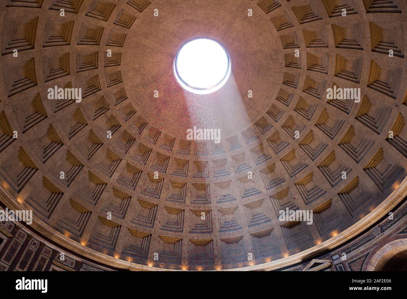 Im Inneren der Kuppel des Pantheon Stockfoto