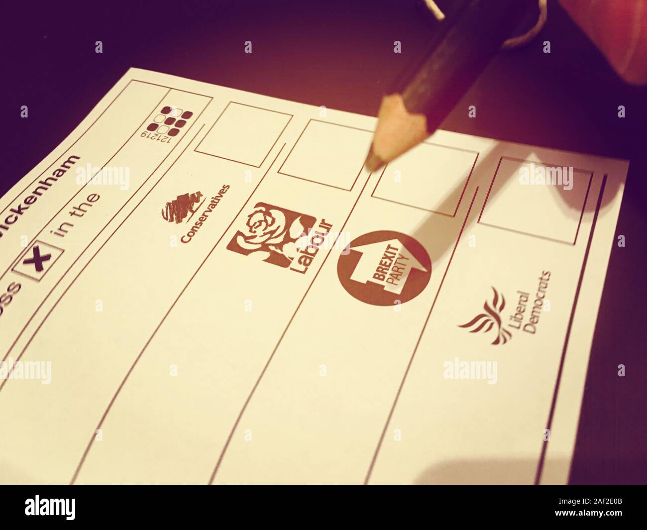 Stimmzettel mit Papier und Bleistift zu wählen und ein Kreuz/Vote/Abstimmung in der 12. Dezember 2019 'Brexit' allgemeine Wahl, UK (Stockimo) Stockfoto