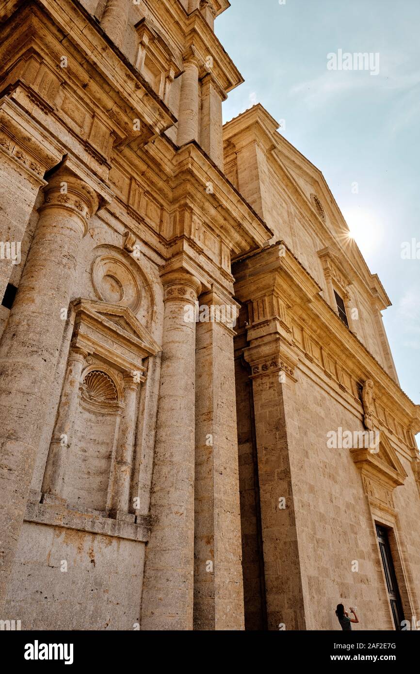 Sonnenlicht über der späten Renaissance Architektur Fassade von San Biagio Kirche außerhalb von Montepulciano in der Toskana Landschaft, Italien EU Stockfoto