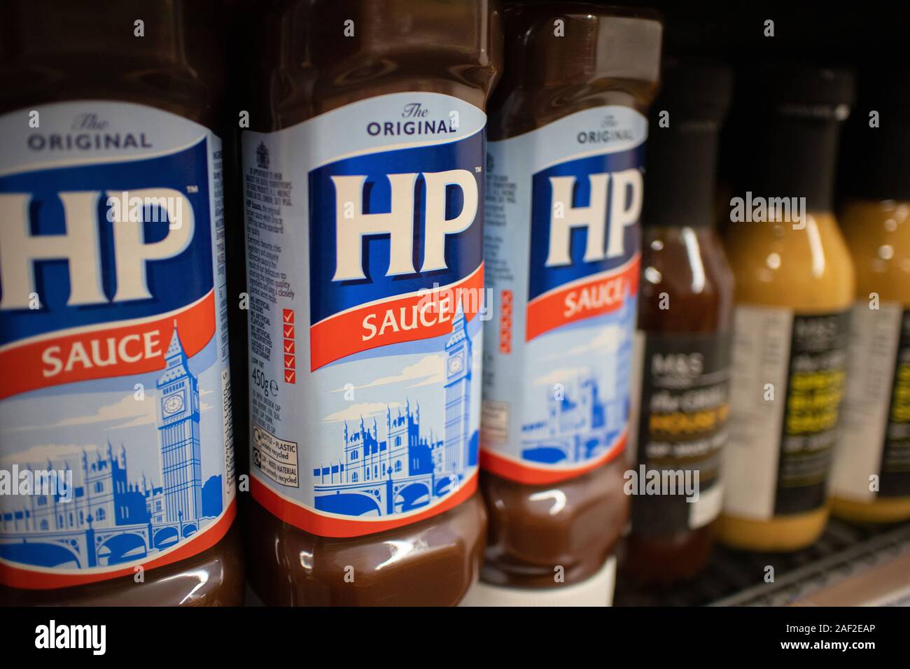 Die berühmten HP brown Sauce saß auf einem Regal. Es war nach der Londoner Häusern des Parlaments benannt und hat eine Zeichnung von Ihnen auf dem Etikett. Stockfoto