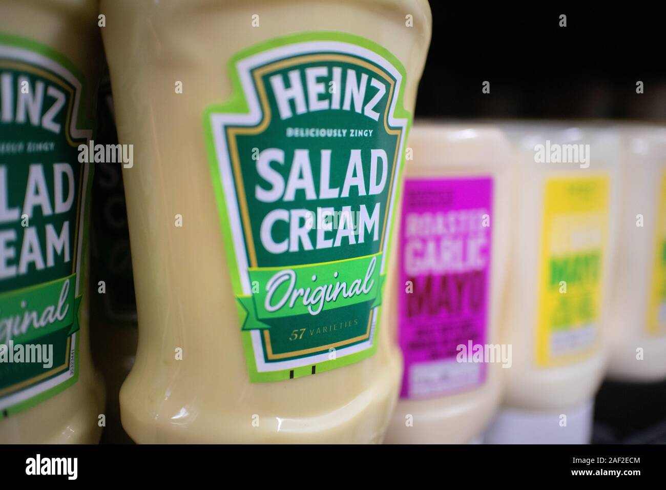 Flaschen von berühmten Heinz Salad Cream Sauce saß auf einem Regal. H.J.Heinz Company, besser bekannt als Heinz, ist eine US-amerikanische Nahrungsmittel- Kom Stockfoto