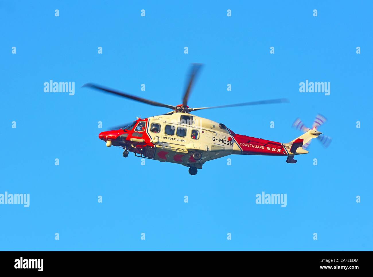 Beide Inverness basierte AugustaWestland 189 Flugzeuge auf Ausbildung Flüge rund um den Flughafen in den schottischen Highlands. UK. Stockfoto