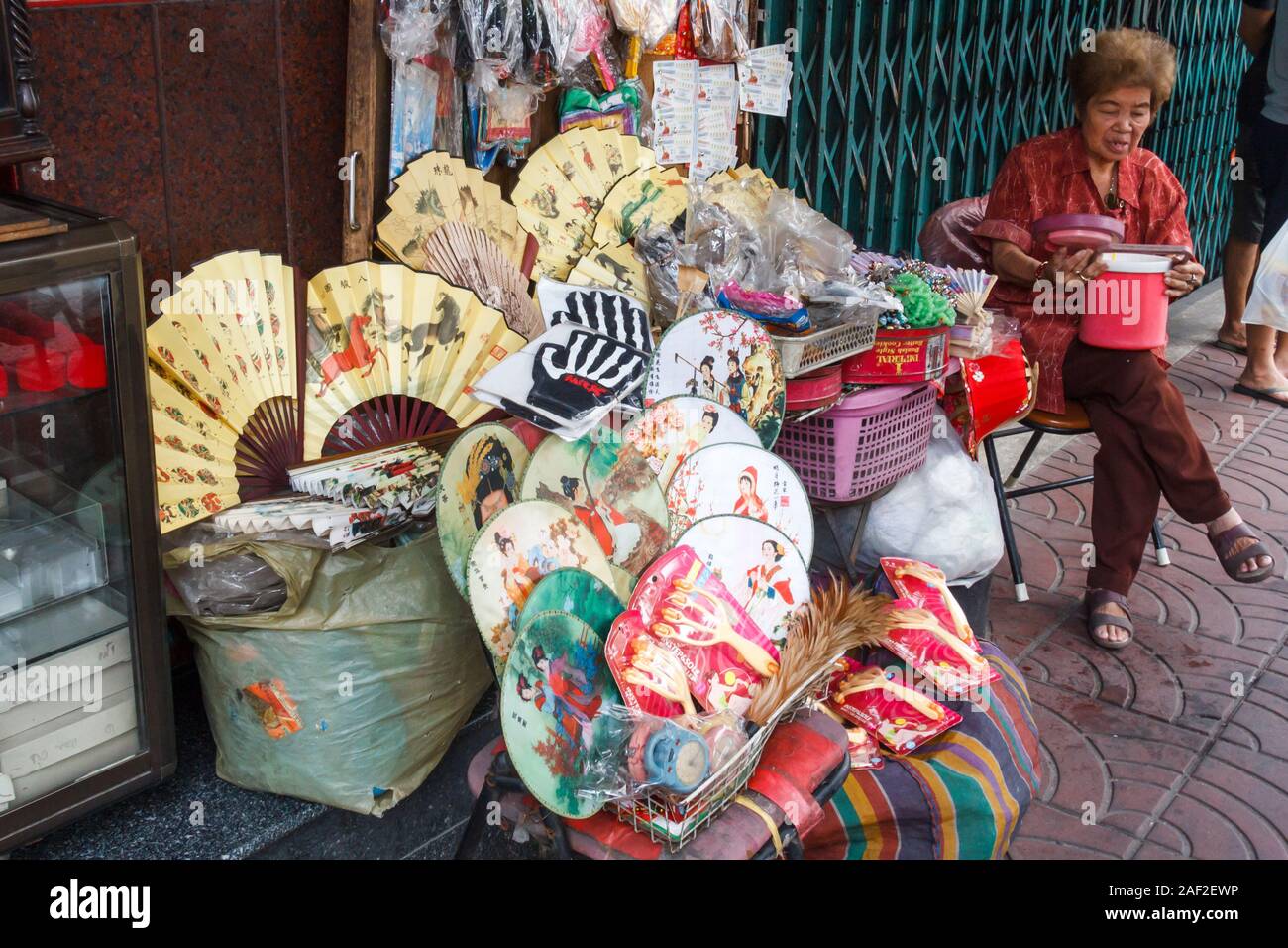 Bangkok, Thailand - 26. Oktober 2013: Frau street Hersteller Ventilatoren Verkauf in Chinatown. Dies ist der älteste Teil der Stadt Stockfoto