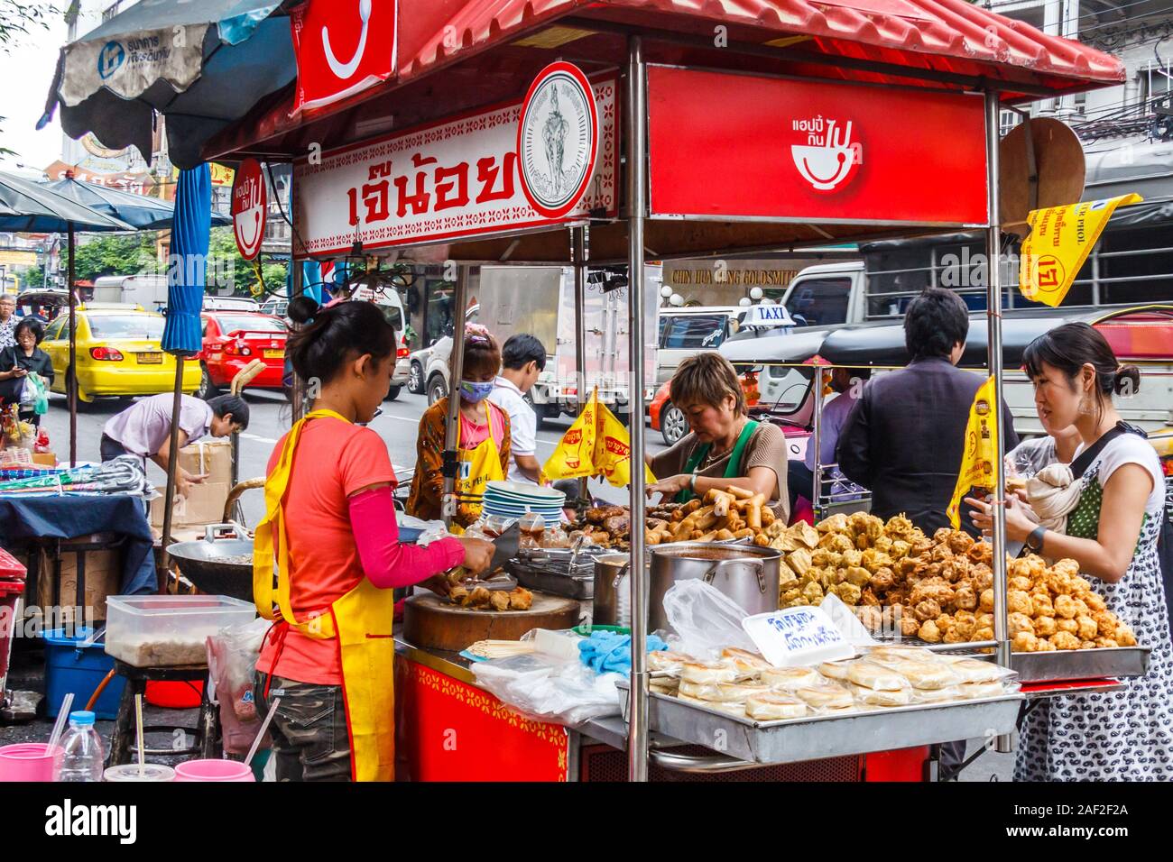 Bangkok, Thailand - 26. Oktober 2013: Street Food vendor in Chinatown. Dies ist der älteste Teil der Stadt Stockfoto