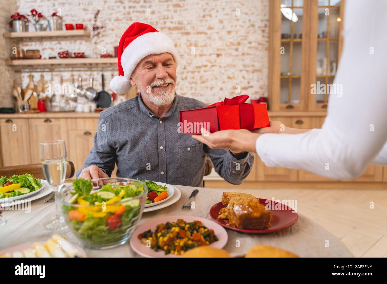 Positiv erfreut, älterer Mann, festliches Abendessen Stockfoto