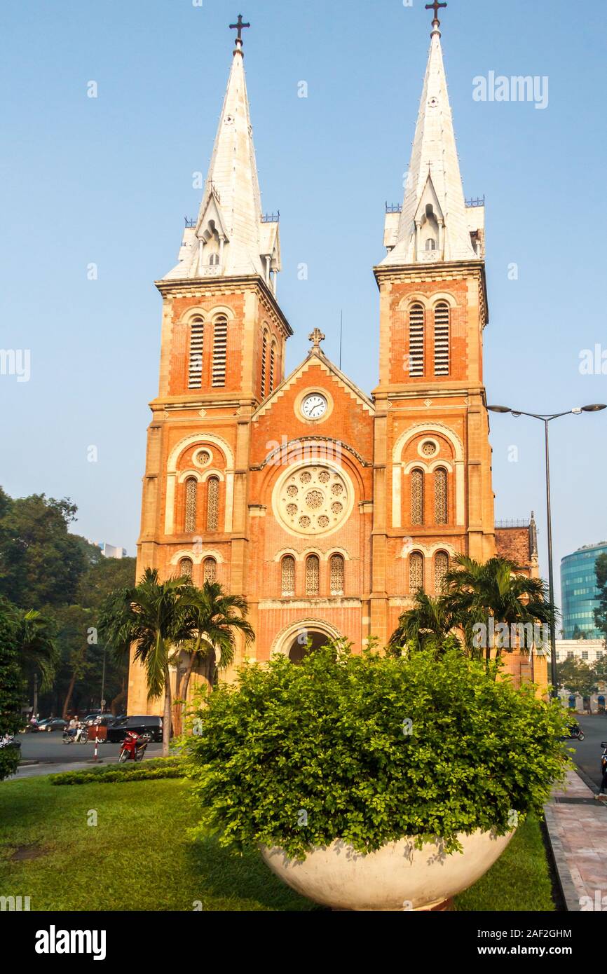 Ho Chi Minh City, Vietnam - 29. Oktober 2013: Die Notre Dame Basilica (Kathedrale) in Saigon. Es wurde von der Französischen in der Kolonialzeit gebaut. Stockfoto