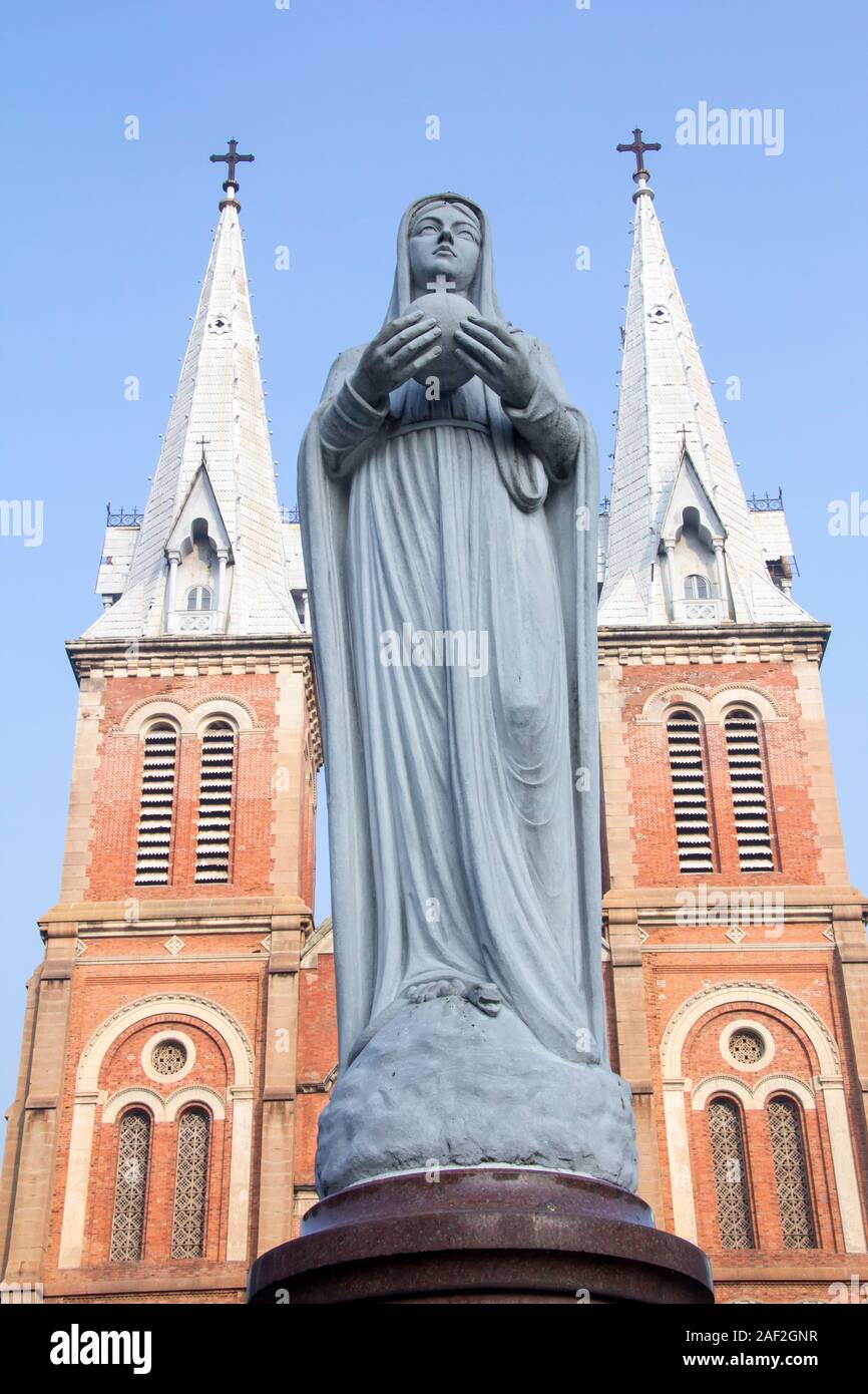 Statue der Jungfrau Maria vor der Notre Dame Basilica, Ho Chi Minh City, Vietnam Stockfoto