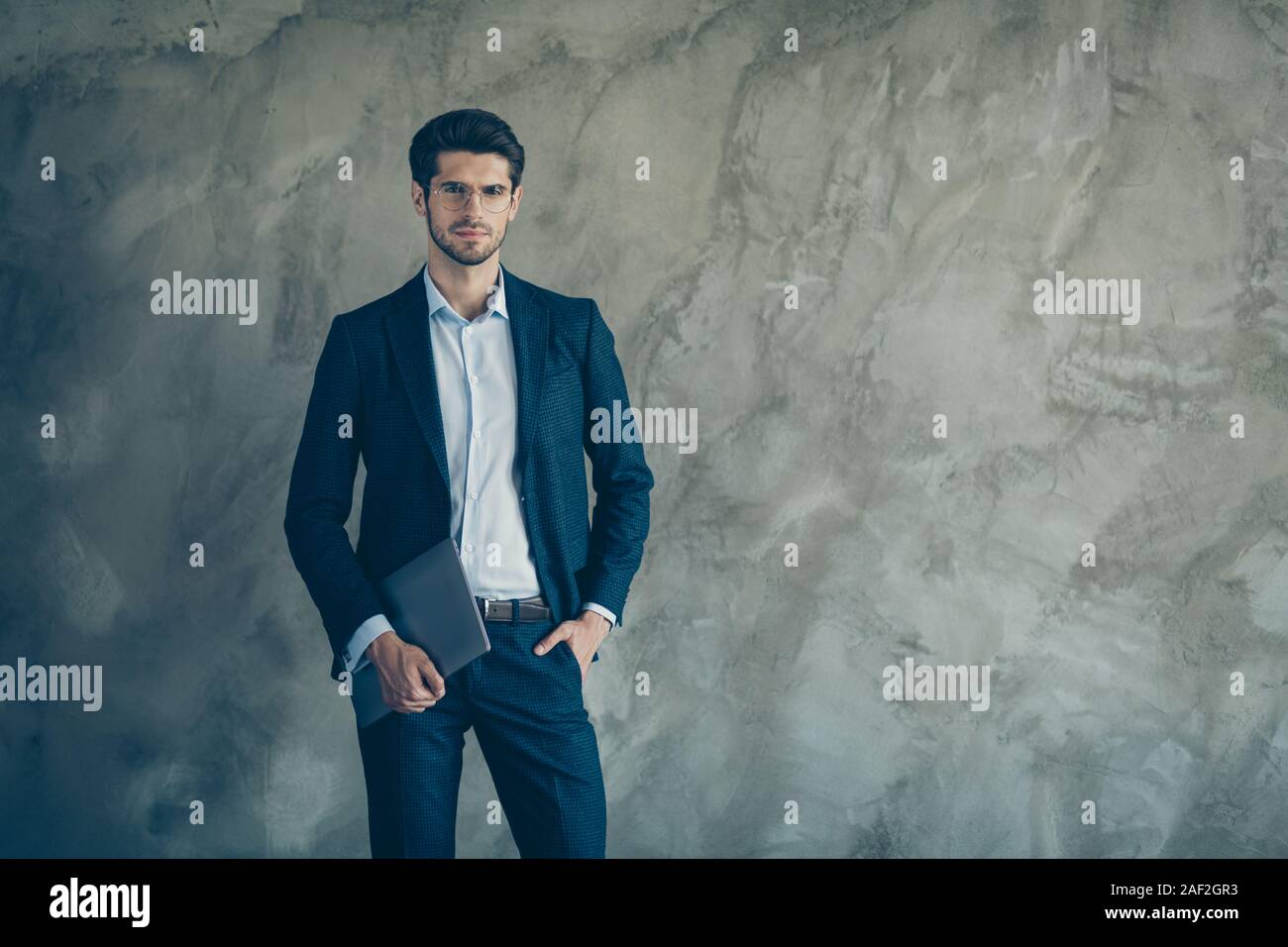 Porträt der reiche junge Unternehmer Unternehmer Probleme lösen, halten Laptop an Konferenz teilnehmen Briefings mit Experten Partner tragen moderne klassische Stockfoto