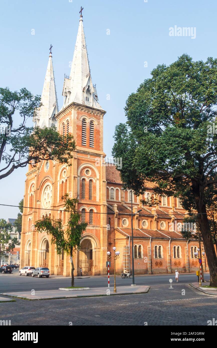 Ho Chi Minh City, Vietnam - 29. Oktober 2013: Die Notre Dame Basilica (Kathedrale) in Saigon. Es wurde von der Französischen in der Kolonialzeit gebaut. Stockfoto
