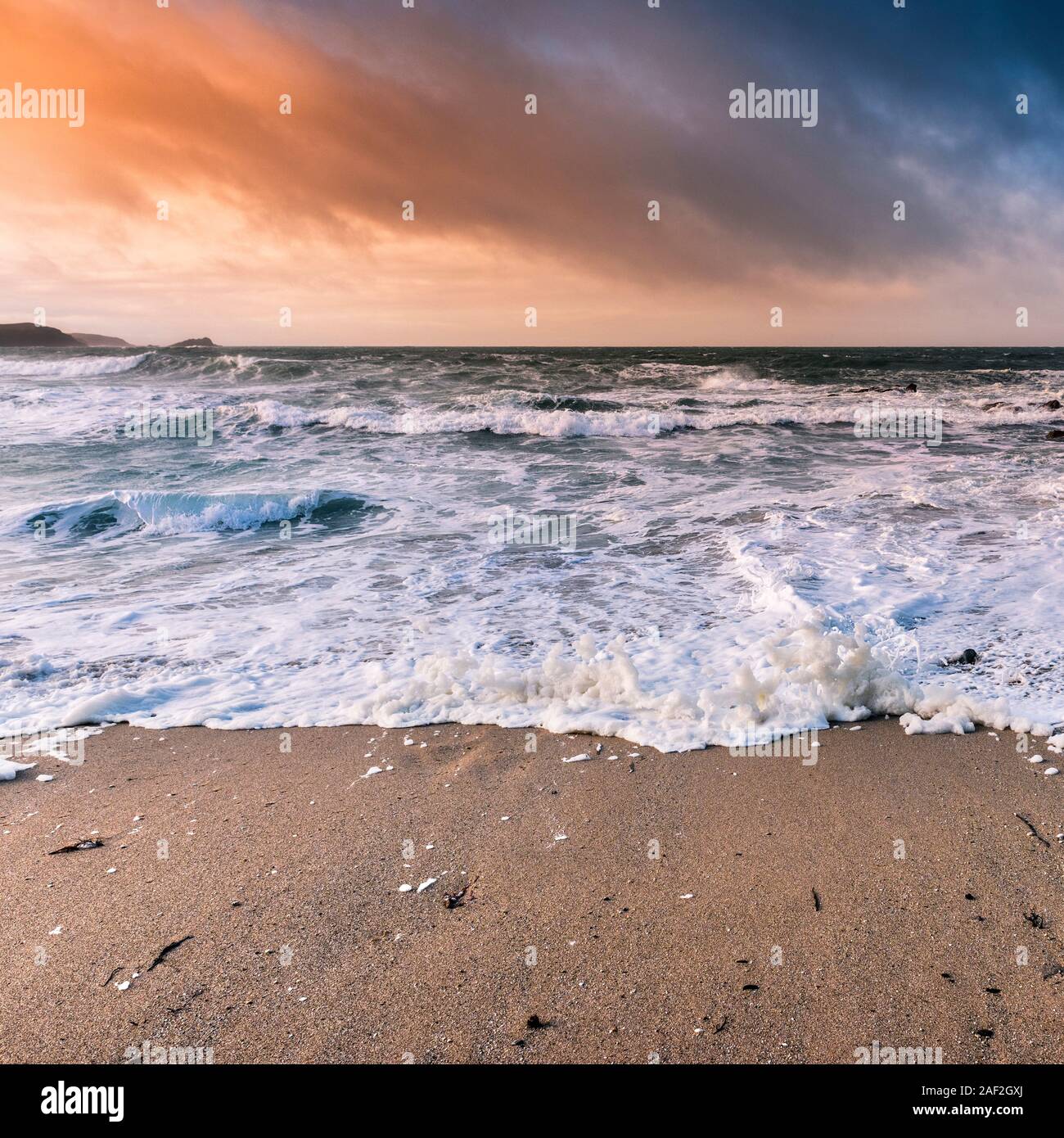 Abendlicht über wenig Fistral wie die Flut an einem windigen Tag in Newquay in Cornwall kommt. Stockfoto