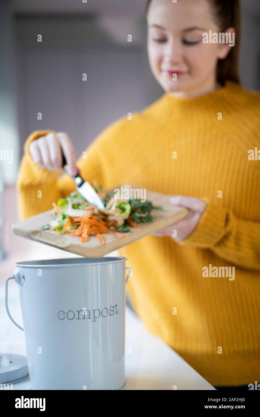 Frau Herstellung von Kompost aus pflanzlichen Resten in der Küche Stockfoto