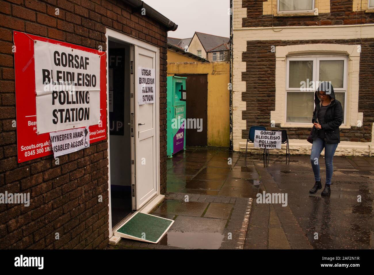 Cardiff, Großbritannien. 12. Dezember, 2019. Britischen Wahlen, Wähler trotzen dem Wetter ihre Stimmen im Wahlkreis von Cardiff zu werfen, die zuvor mit einer großen Mehrheit von Jo Stevens von der Labour Party, Cardiff, Cardiff statt. Credit: Haydn Denman/Alamy Leben Nachrichten. Stockfoto