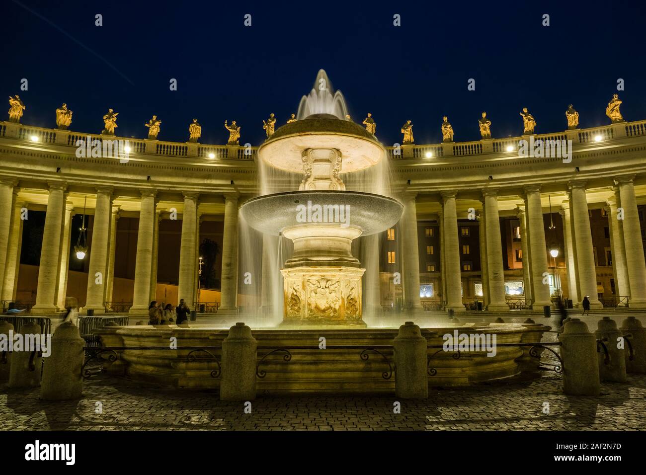 Der Brunnen Fontana Vaticano, von Gian Lorenzo Bernini, am Petersplatz, bei Nacht beleuchtet Stockfoto