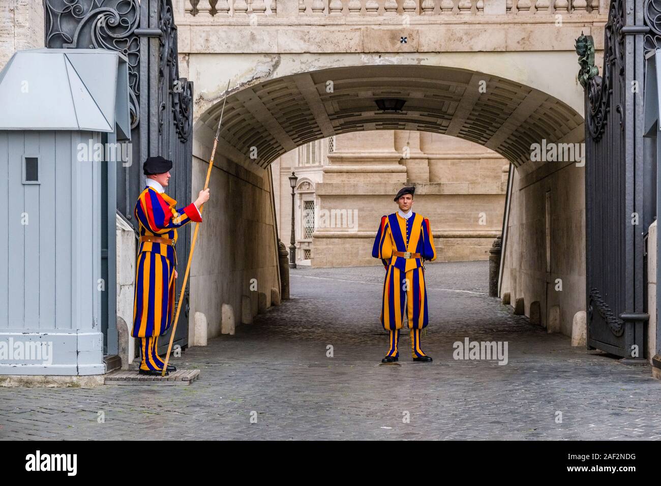 Zwei Mitglieder der Päpstlichen Schweizer Garde in Uniform bewachen das Tor im Vatikan Stockfoto