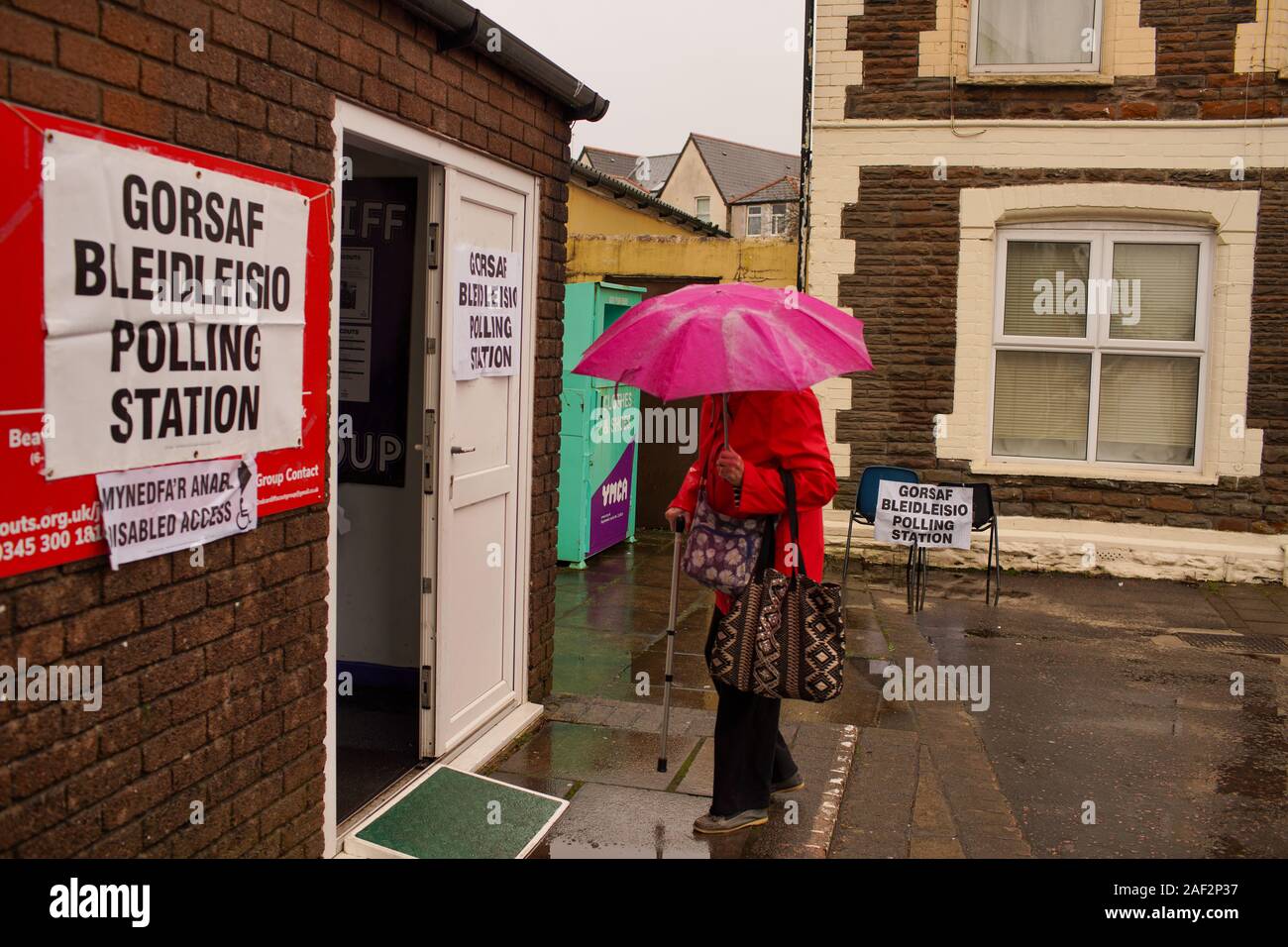 Cardiff, Großbritannien. 12. Dezember, 2019. Britischen Wahlen, Wähler trotzen dem Wetter ihre Stimmen im Wahlkreis von Cardiff zu werfen, die zuvor mit einer großen Mehrheit von Jo Stevens von der Labour Party, Cardiff, Cardiff statt. Credit: Haydn Denman/Alamy Leben Nachrichten. Stockfoto