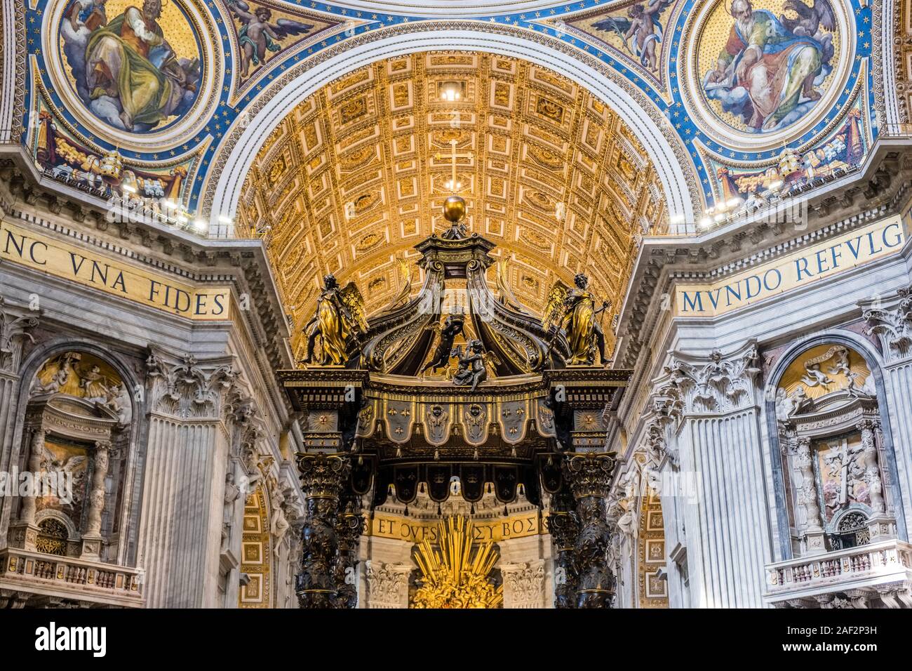 Prächtige Innenausstattung der päpstlichen Basilika St. Peter, St. Peter's Basilica Stockfoto