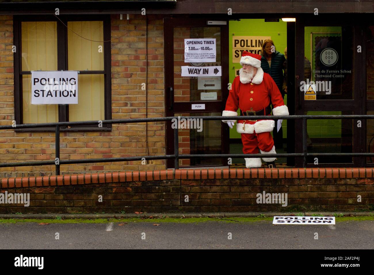 South Woodham Ferrers, Essex, Großbritannien. 12. Dezember, 2019. Die Menschen ihre Stimmabgabe im Wahllokal - Blick auf 'Santa Claus' Credit: Ben Rektor/Alamy leben Nachrichten Stockfoto