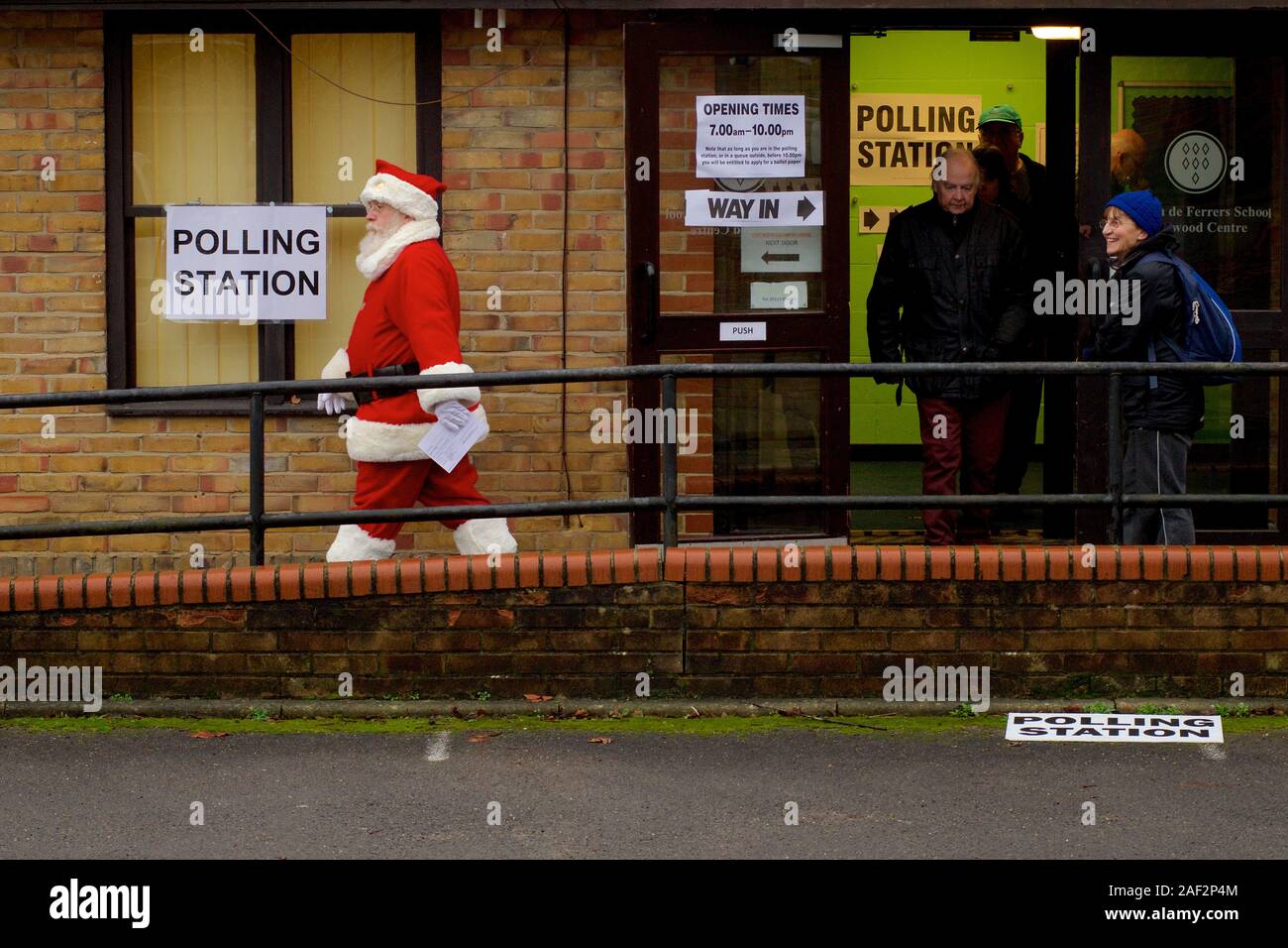 South Woodham Ferrers, Essex, Großbritannien. 12. Dezember, 2019. Die Menschen ihre Stimmabgabe im Wahllokal - Blick auf 'Santa Claus' Credit: Ben Rektor/Alamy leben Nachrichten Stockfoto