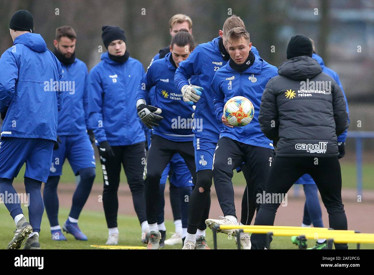 Duisburg, Deutschland. 12 Dez, 2019. firo: 12.12.2019 Fußball, 3. Liga,  Saison 2019/2020 MSV Duisburg Ausbildung Migel-Max Schmeling (Nr. 8, MSV  Duisburg) spielt den Ball zurück zu Analyst Philipp Klug (#PK, MSV  Duisburg).