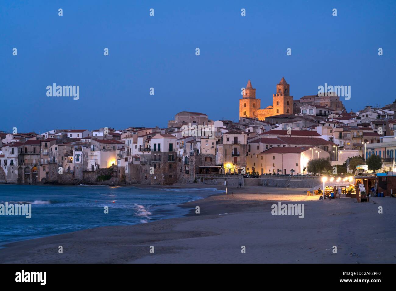 Strand Spiaggia Lungomare und die Altstadt mit der Kathedrale von Cefalù in der Abenddämmerrung, Sizilien, Italien, Europa | Spiaggia Lungomare beac Stockfoto