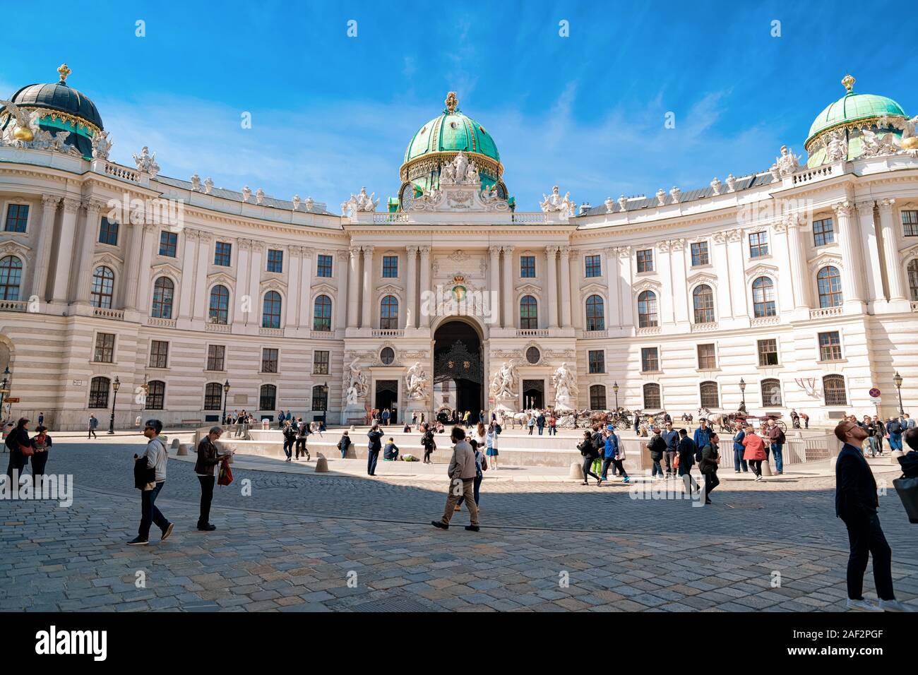 Die Menschen in der Hofburg am Michaelerplatz in Wien in Österreich Stockfoto
