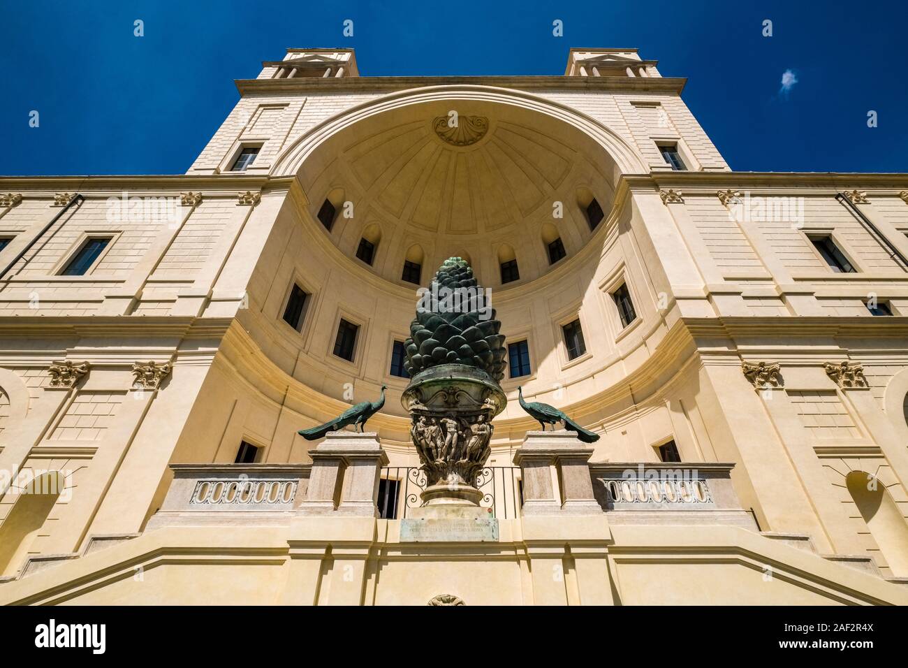 Zu den zentralen Fassade der Basilika St. Peter, St. Peter's Basilica von St. Peter's Square Stockfoto
