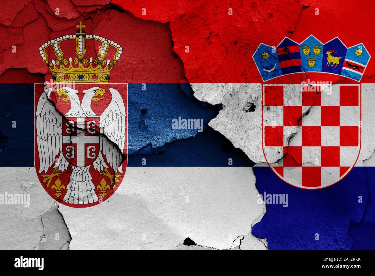 Flaggen Serbien und Kroatien auf gerissene Wand gemalt Stockfoto