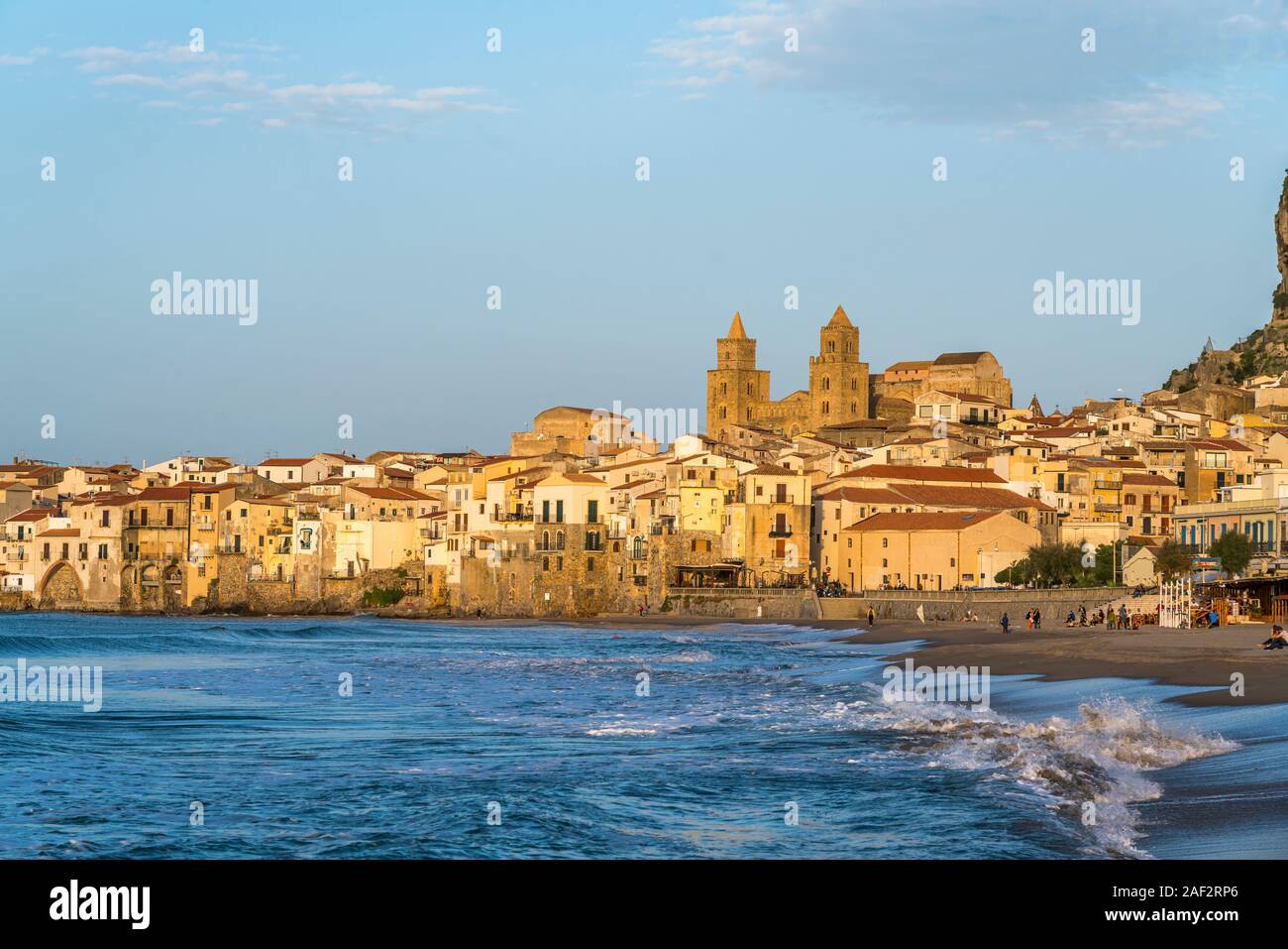 Strand Spiaggia Lungomare und die Altstadt mit der Kathedrale von Cefalu, Sizilien, Italien, Europa | Spiaggia Lungomare Strand und dem historischen Cent Stockfoto