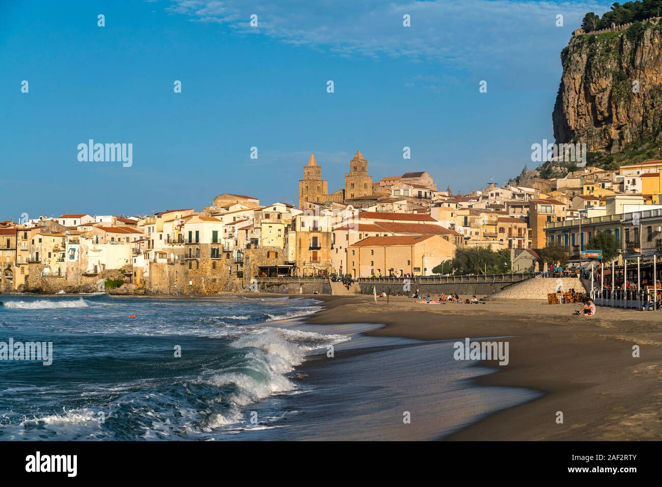 Strand Spiaggia Lungomare und die Altstadt mit der Kathedrale von Cefalu, Sizilien, Italien, Europa | Spiaggia Lungomare Strand und dem historischen Cent Stockfoto