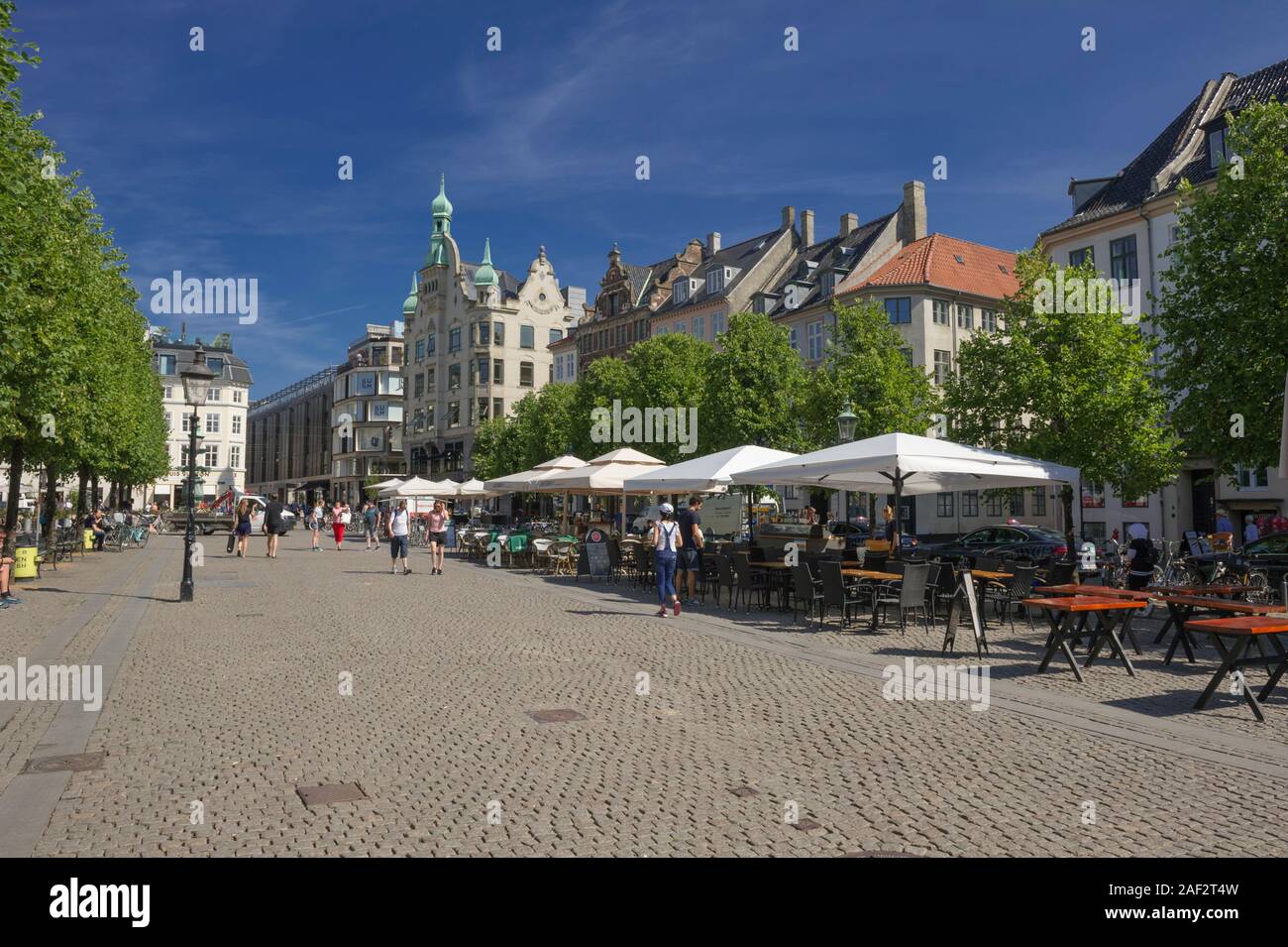 Menschen unter großen weißen Sonnenschirmen in einem Quadrat in Kopenhagen, Dänemark, sitzen Stockfoto