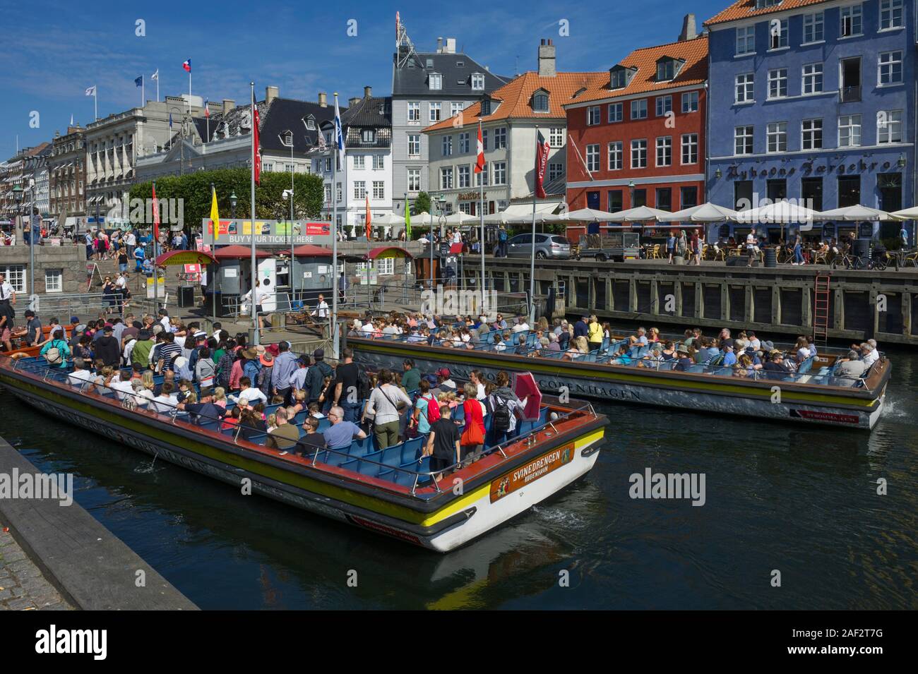 Touristen in den Booten auf dem Kanal in Kopenhagen, Dänemark. Stockfoto