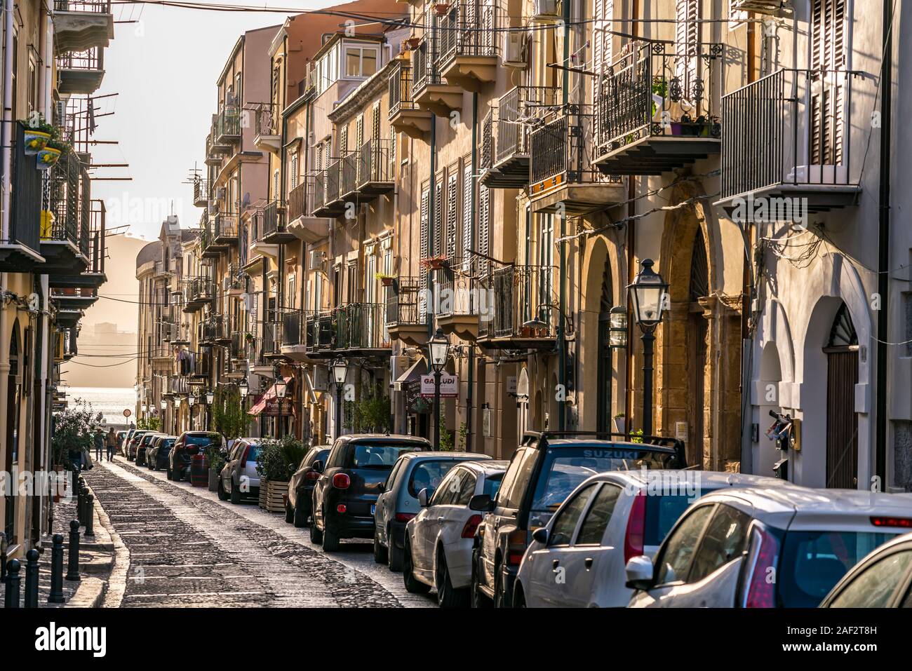 Straße in der historischen Altstadt von Cefalu, Sizilien, Italien, Europa | Straße im historischen Zentrum von Cefalu, Sizilien, Italien, Europa Stockfoto