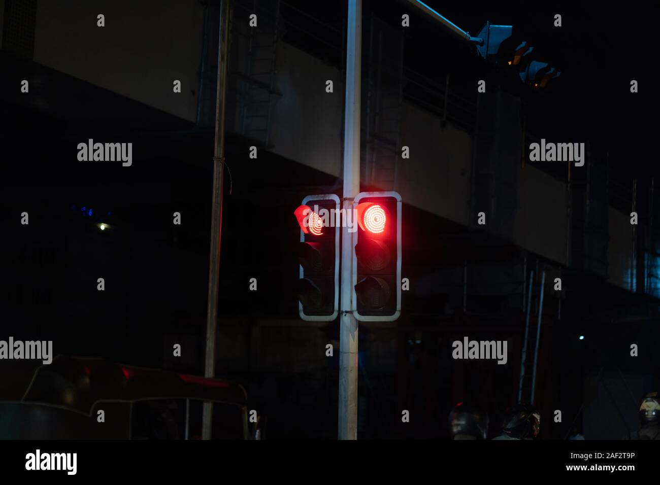 Rote Ampel am dunklen Himmel Stockfoto