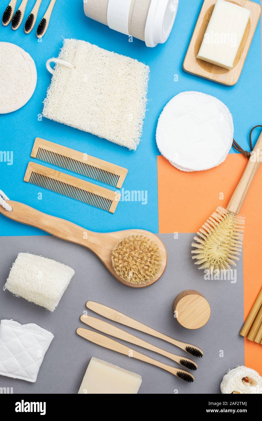 Null Abfall umweltfreundliche Personal Care Produkte bambus holz- Bürsten, Zahnbürsten, Accessoires, Naturseifen, wiederverwendbare Kaffeetasse auf bunten Blau Grau orange Hintergrund, selektiver Fokus Stockfoto
