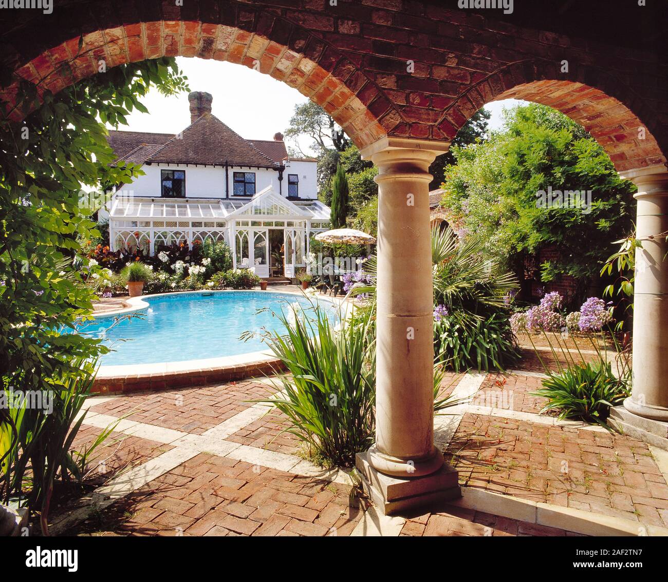 Kanal Inseln. Guernsey. Architektur. La Petite Vallee Haus mit Garten & Outdoor Swimmingpool. Stockfoto