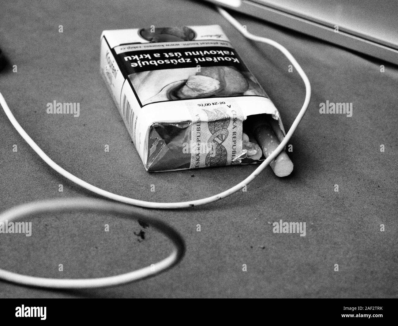 Eine offene Packung mit Lucky Strike Zigaretten in Schwarz und Weiß Stockfoto