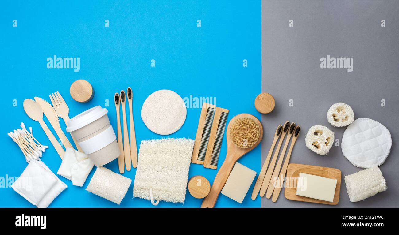 Null Abfall umweltfreundliche Personal Care Produkte bambus holz- Bürsten, Zahnbürsten, luffa, Naturseifen, wiederverwendbare Kaffeetasse auf bunten Blau grauer Hintergrund, Pano, selektiver Fokus Stockfoto