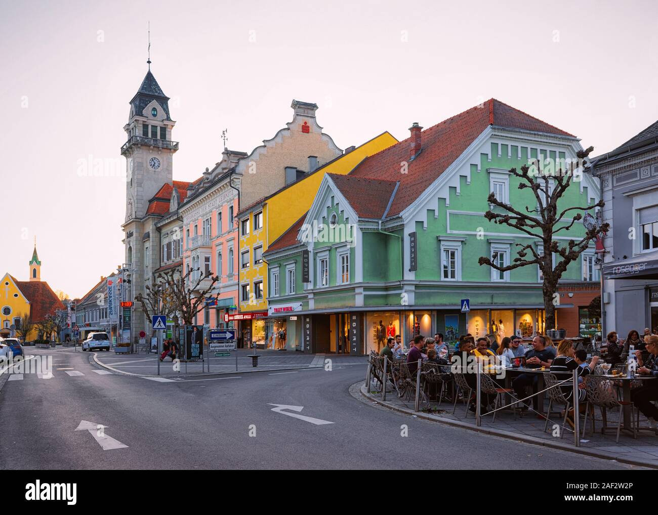 Die Menschen auf der Straße Cafe am Rathaus in Leibnitz Österreich Stockfoto