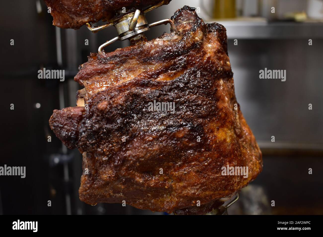 Ein frisch zubereitetes Rack der Rippen in einem Rotisserie Stockfoto