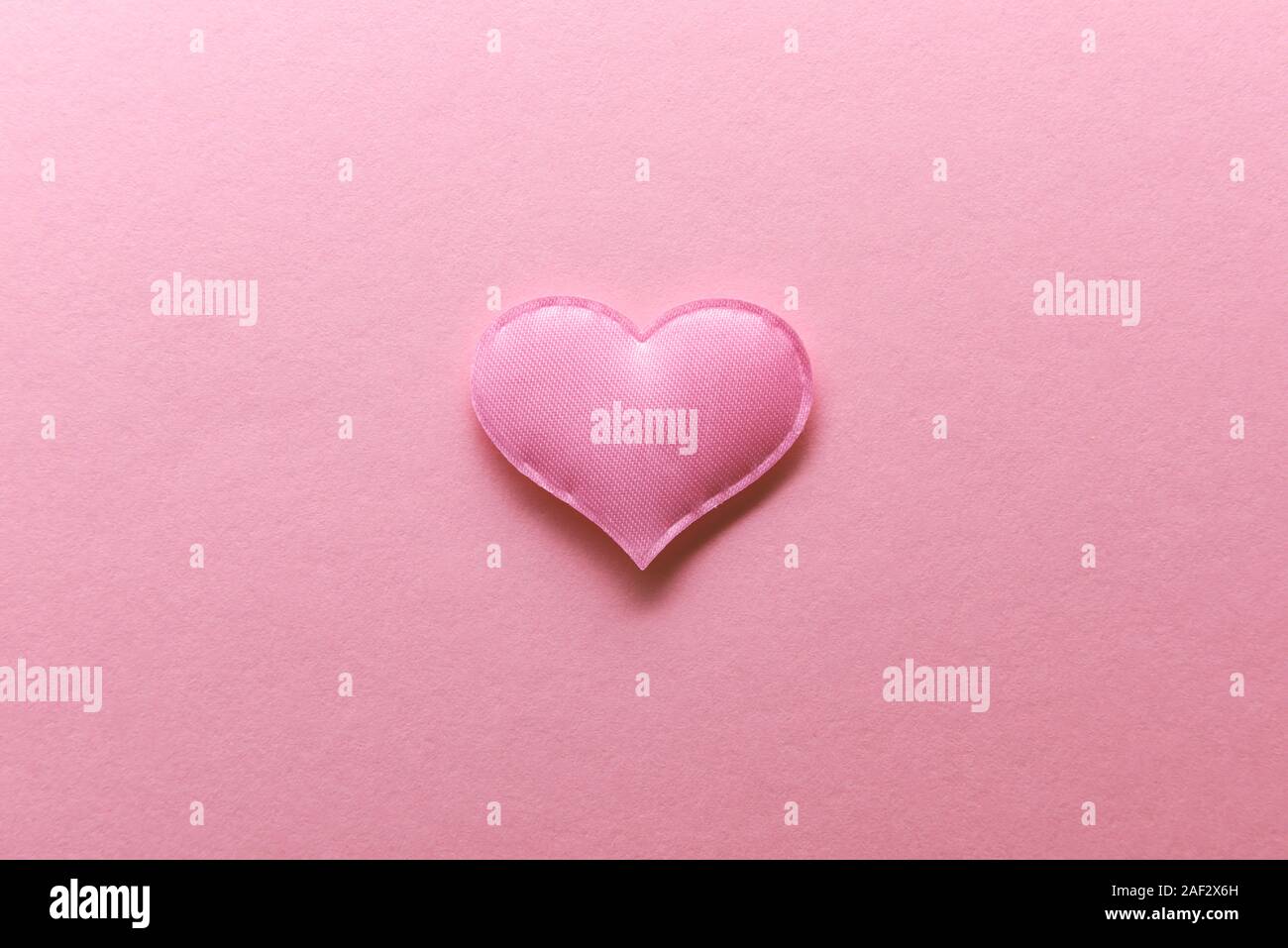 Textile Herz Rosa auf rosa Hintergrund. Valentines Tag Textur und liebe Konzept Stockfoto