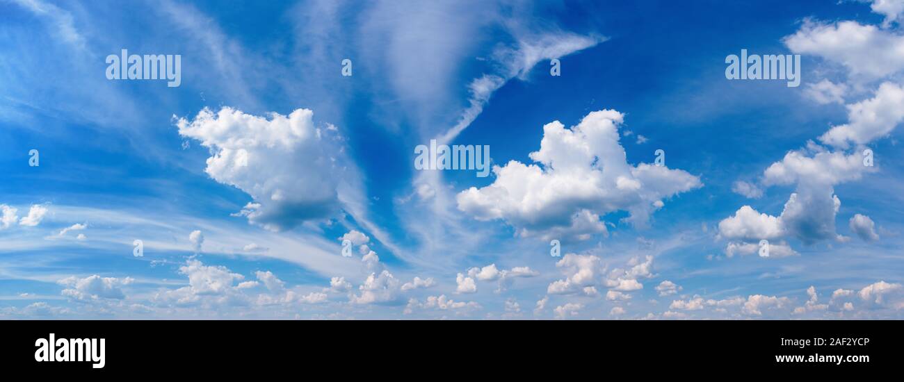 Panorama des blauen bewölkten Himmel. Natur Hintergrund Stockfoto