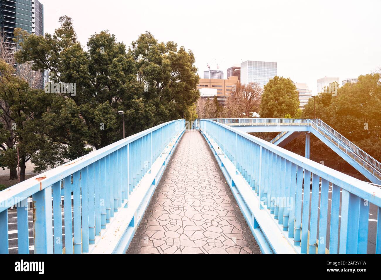 Schmale footbrige über eine Straße in Tokyo City Center Stockfoto