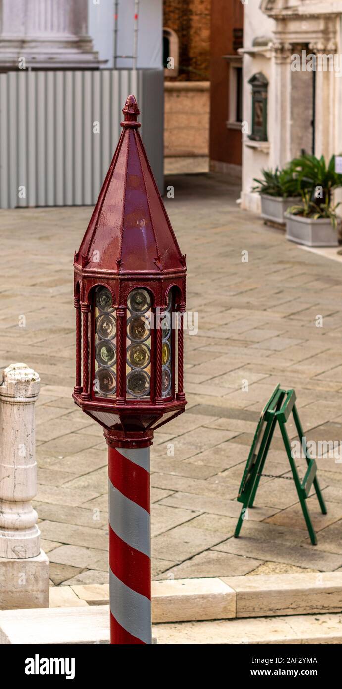 Reich verzierten Metall und Glas Laterne auf der Oberseite einer Verankerung Pol, in einer Gondel in Venedig, Italien Stockfoto